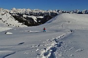 39 Ci abbassiamo pestando neve intatta